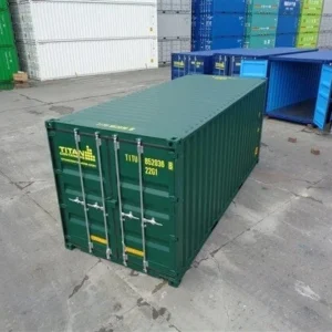 Contenedor con 20 pinos duplos y nuevas puertas verdes.