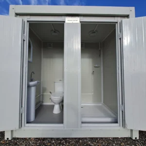 Módulo sanitario con sanita, lavabo y ducha conectável.