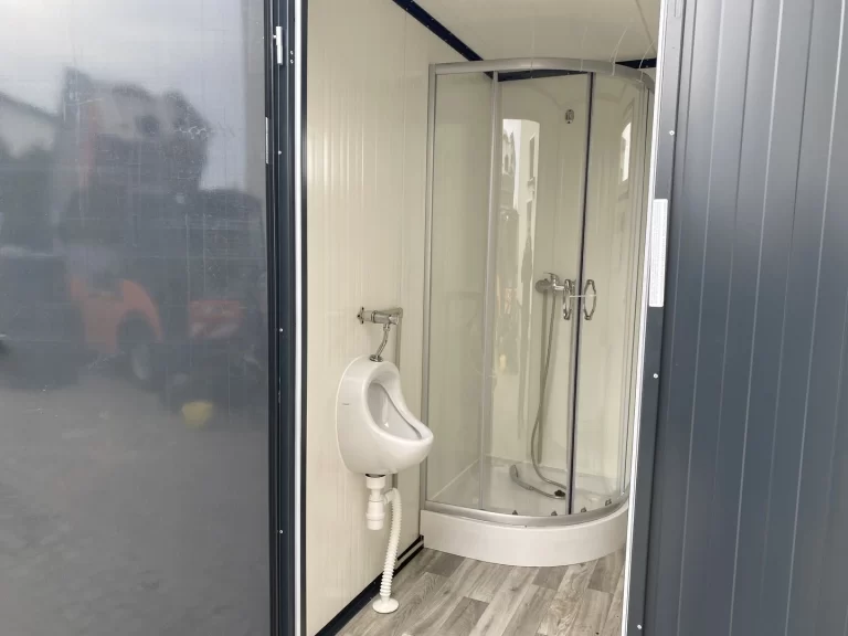 Contenedor sanitario 4x2 m con WC doble y duchas - Imagen 3