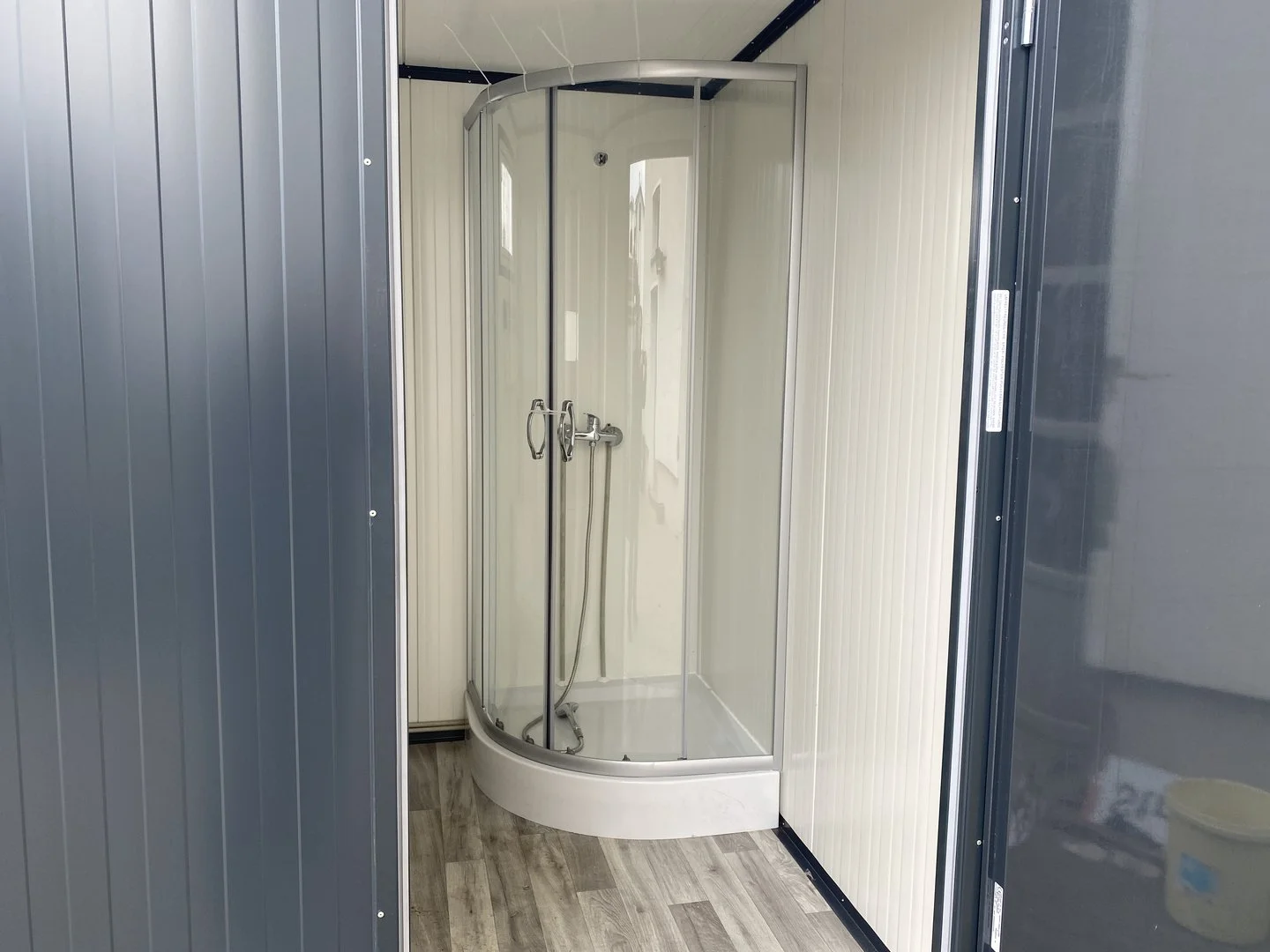 Contenedor sanitario 4x2 m con WC doble y duchas - Imagen 11
