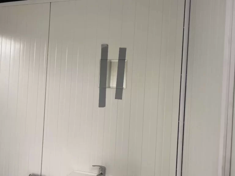 Contenedor sanitario 4x2 m con WC doble y duchas - Imagen 10